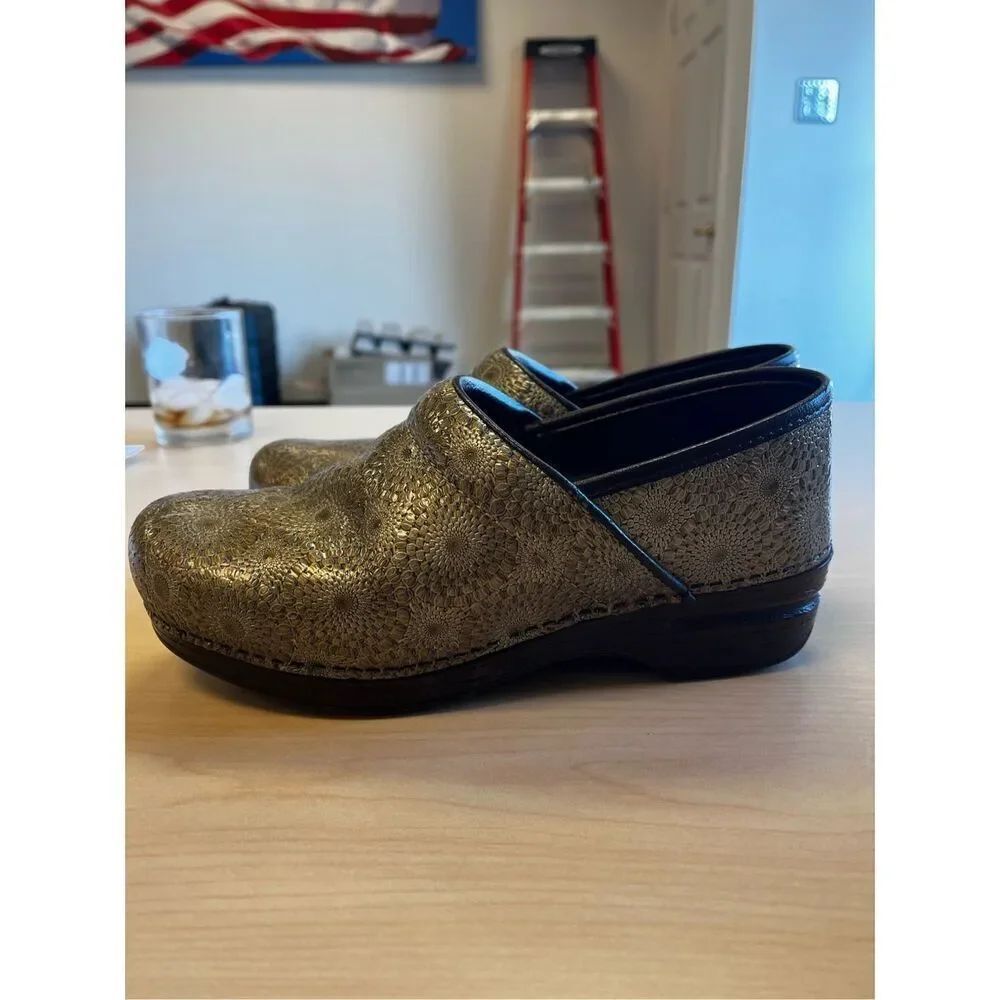 Dansko Golden Medallion Clogs sz 39 or 8.5-9